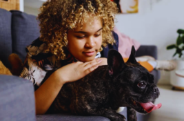 hund-atmet-schnell-mit-geschlossenem-maul